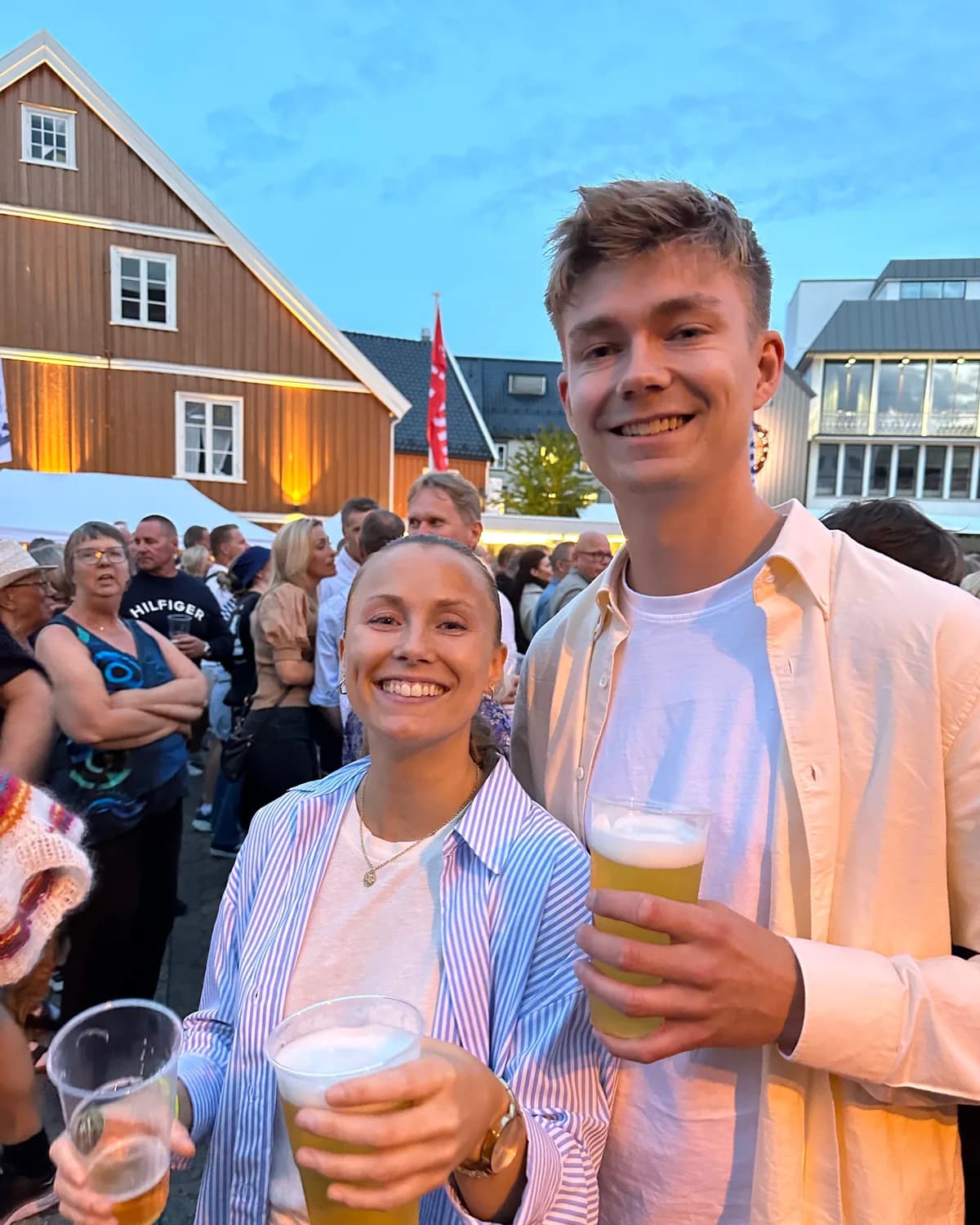 Natalie og Stian på sommerfest med venner.