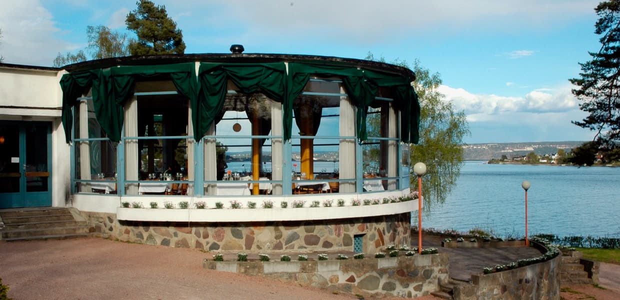 Hvalstrand bad ved sjøen.